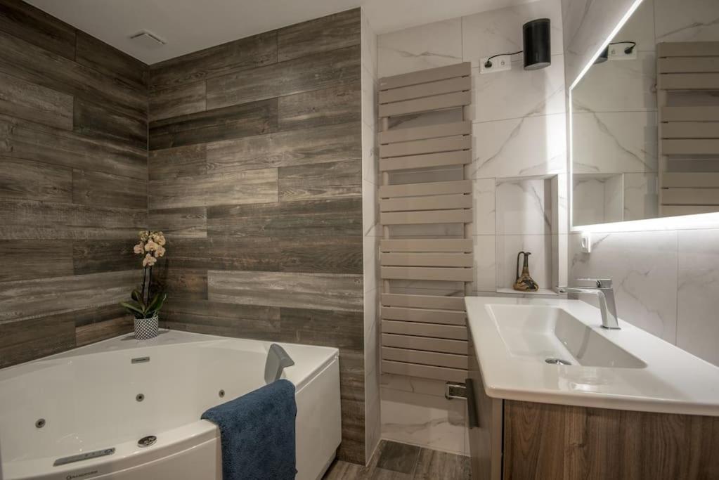 L'Escapade Apartment อองเชร์ ภายนอก รูปภาพ